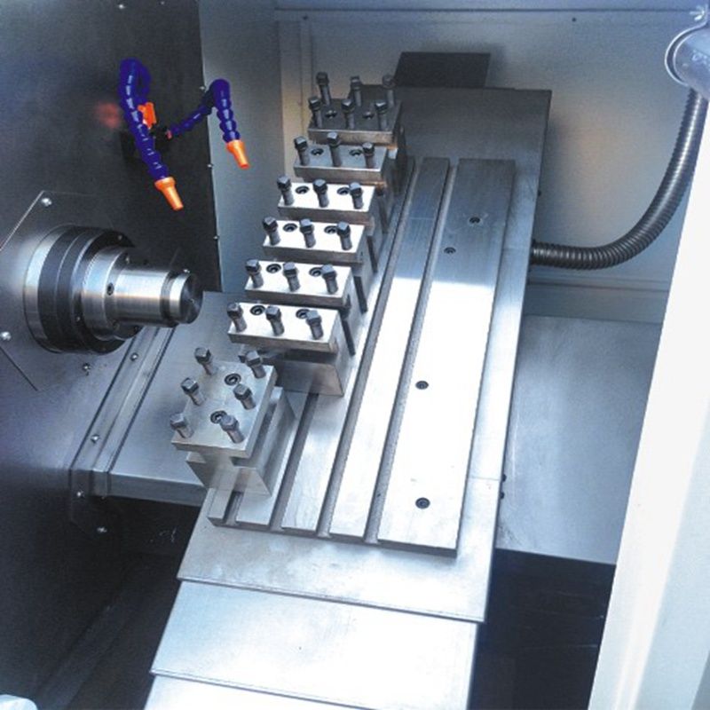 Utrolig CNC drejebænk maskine inde i fabrikken Perfekt CNC arbejdsproces