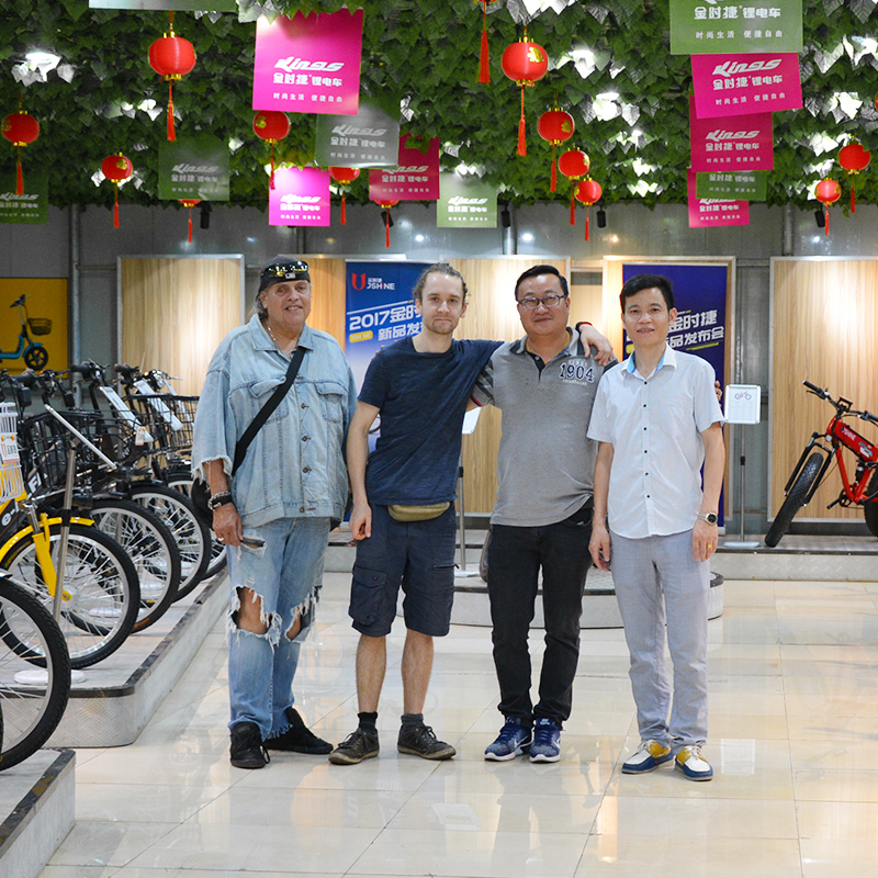 Udenlandske venner kommer til vores firma for at besøge og forhandle.