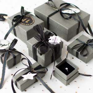 Brugerdefineret håndlavet kartonpapir smykker emballage til vedhæng