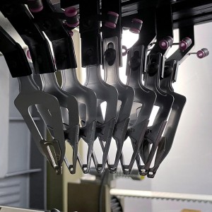 Sweater gør flad strikkemaskine til strikketøj