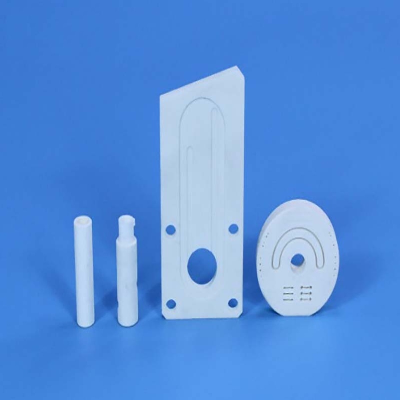 Hvad er karakteristika for aluminiumoxid keramik og hvore bruges de?