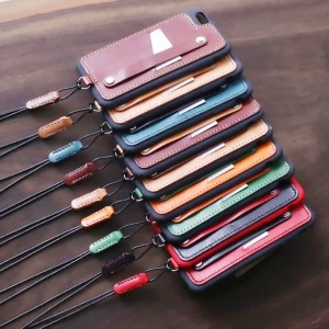 Det er velegnet til iPhone 8 mobiltelefon beskyttende læderetui. Det er lavet af top kalveskind. Lædertasken er designet med en håndrem. Den importerede tpu + pc to i en blød gummi sag er anti fald og anti ridse