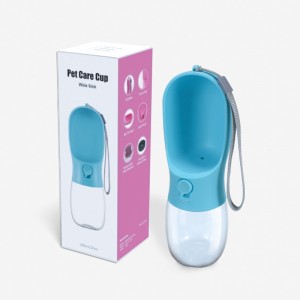 Madkvalitet plastik lækage bevis bærbar hvalpe vand dispenser hundevand flaske med drikkeføder til kæledyr udendørs vandrende vandreture