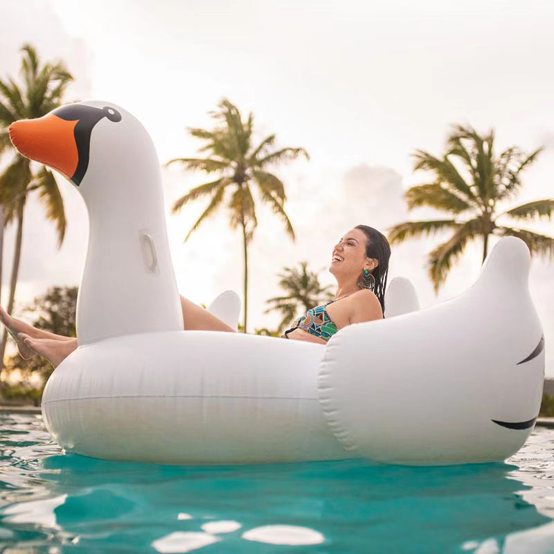 Sådan rengøres pool flyder, så de varer hele sommeren langs?