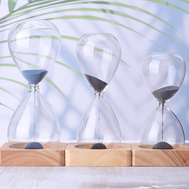 Amazon hot handler glas håndblæst kreative souvenir gaver 15/30minute magnetisk sandtimer timeglas med træbase