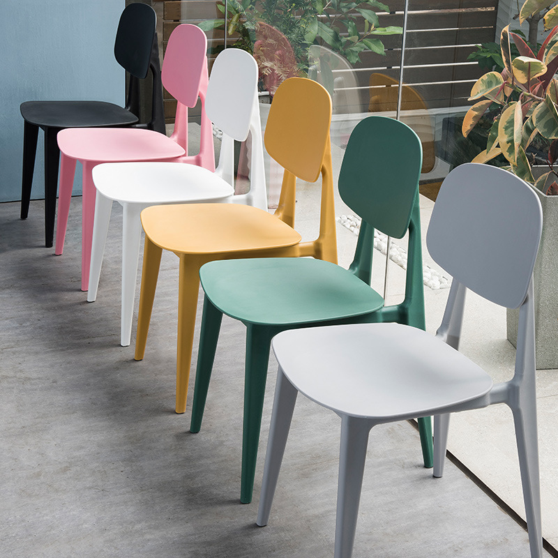 Komfortable farverige plaststole Restaurantmøbler Stabelbar plastcaféstol