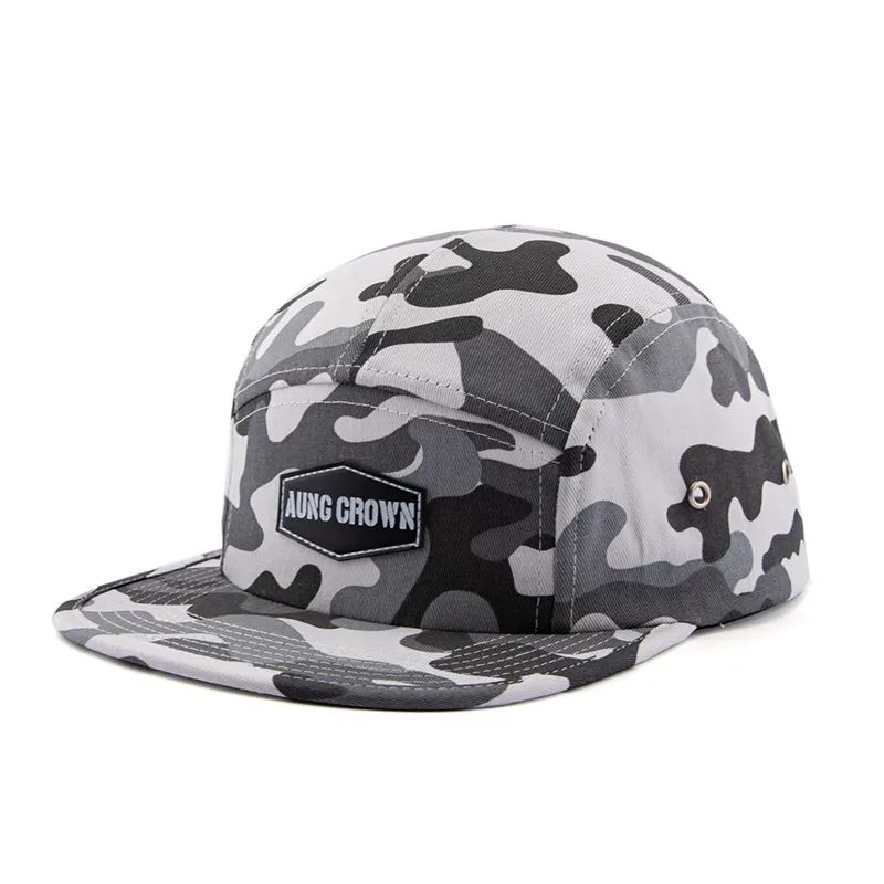 Brugerdefineret høj kvalitet Komfortabel flad Brim Snapback Caps Kids 5 Panel Camp Hat med læderplaster
