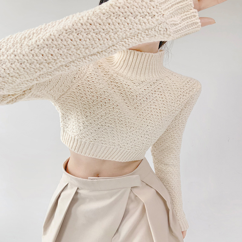 Grov strikket sweater i midten af ​​halsen