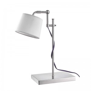 Justerbar opgavelampe på arbejdsstationen i værelser