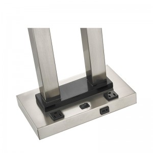 Dobbeltnatbord bordlampe i værelsesrummet