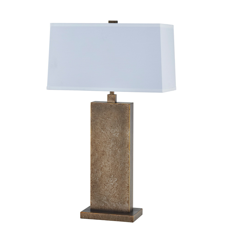 Dekorativ antik jerntabellampe ved indgangen til det offentlige rum