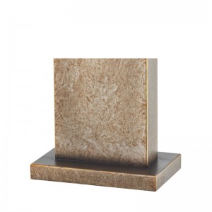 Dekorativ antik jerntabellampe ved indgangen til det offentlige rum