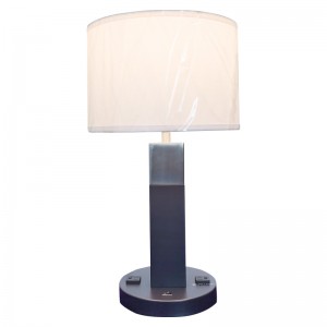 To toner sorte og børstedenikkelfinish bordlampe med en på/off rocker switch og to praktiske forretninger i værelse