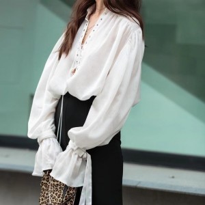 Fransk hvid langærmet skjorte 2023 Ny blusset ærme tyndt temperament V-hals design sans bundet skjorte bluse
