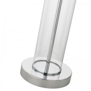 Klar glasbordslampe med poleret krom finish på hotellets værelse