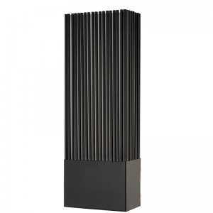 Hampton Inn Hotel Metal Wall Sconce med mat sort finish og akryl diffusor inde på hotel typiske gulvkorridorer