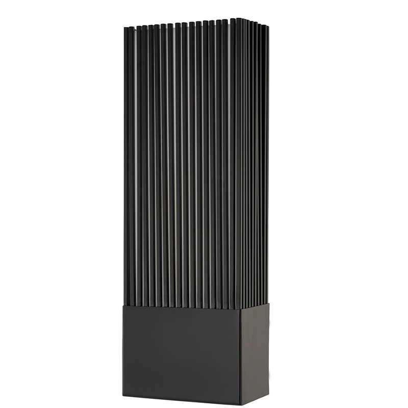 Hampton Inn Hotel Metal Wall Sconce med mat sort finish og akryl diffusor inde på hotel typiske gulvkorridorer