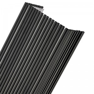 Hampton Inn Hotel Metal Wall Sconce med mat sort finish og akryl diffusor inde på hotel typiske gulvkorridorer