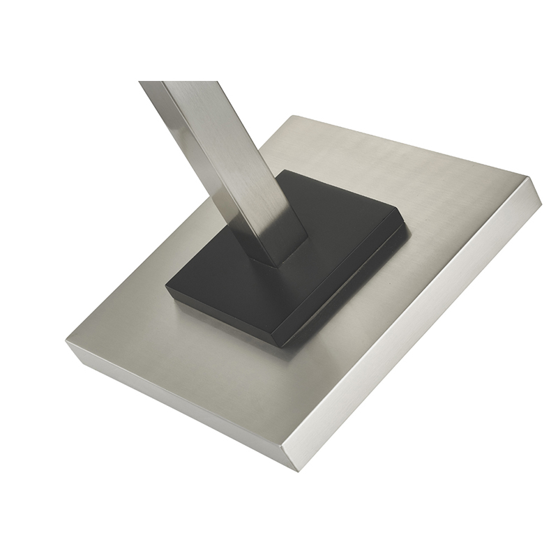 Hotel Metal Floor Lampe med børstetnikkelfinish og og sort accent på værelsesrummet