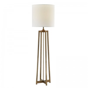 Hyatt Hotel Sofa ved siden af ​​gulvlampen med antik guldfinish på værelse