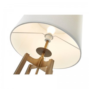 Hyatt Hotel Sofa ved siden af ​​gulvlampen med antik guldfinish på værelse