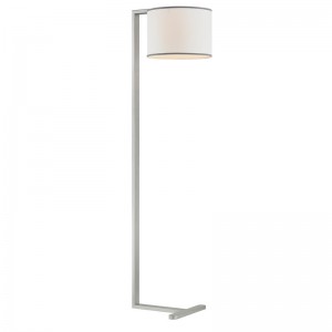 Hiltom Hotel Sofa ved siden af ​​gulvlampen med sølvfinish på værelse