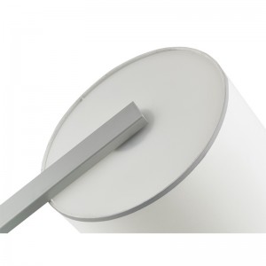 Hiltom Hotel Sofa ved siden af ​​gulvlampen med sølvfinish på værelse