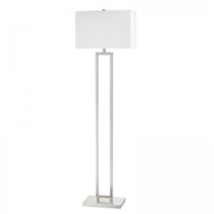 Marriott Hotel Sofa ved siden af ​​gulvlampen med børstetnikkelfinish på værelse