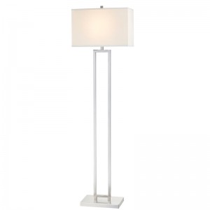 Marriott Hotel Sofa ved siden af ​​gulvlampen med børstetnikkelfinish på værelse