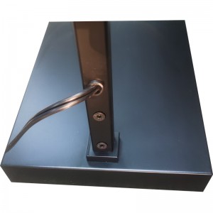 Waterwalk Hotel Floor Lampe med mat sort finish på sofa ved siden af ​​i værelse