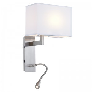 Hospitality Hotel Wall Sconce med børstetnikkel finish og rektangulær stofskygge på hotel typisk værelse