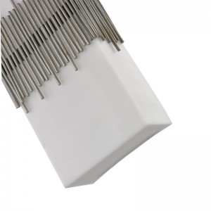 Hospitality Hotel Wall Sconce med antik siliver finish og rektangulær akrylskygge på hotel typisk værelse