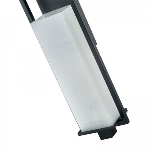 Hospitality Hotel Wall Sconce med mat sort finish og rektangulært linnedmønster akrylnuance på hotel typisk korridor