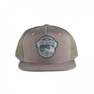 Mode populær flad brim mesh hat grå broderi patch 5 panel plastik snapback trucker cap og hat