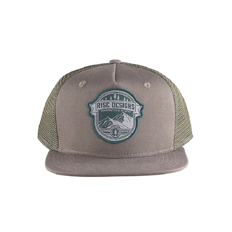 Mode populær flad brim mesh hat grå broderi patch 5 panel plastik snapback trucker cap og hat