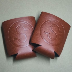Debossed Logo Neoprene Brown Pu læder kan køligere 330 ml pu øl Stubby Holder Coozies Koozies