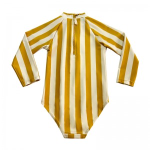 Stribet småbasdragt i ét stykke.