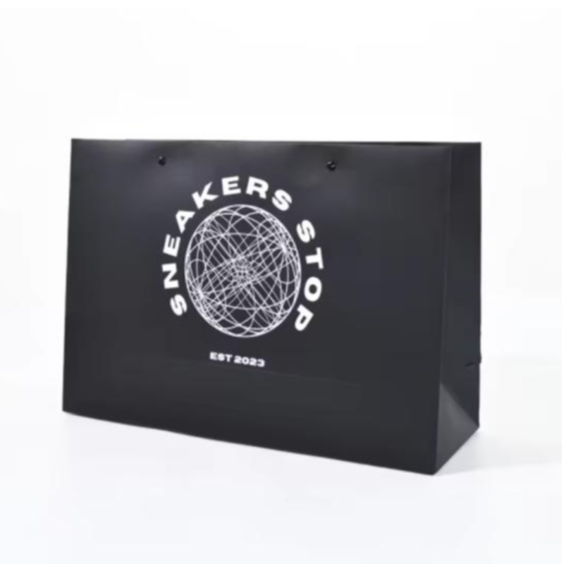 Brugerdefineret logo Matt Black Paper Clothing Packaging Gift Paper Bag indkøbspose Luksuspapirposer med båndhåndtag