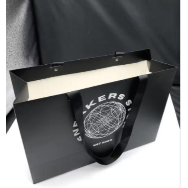 Brugerdefineret logo Matt Black Paper Clothing Packaging Gift Paper Bag indkøbspose Luksuspapirposer med båndhåndtag