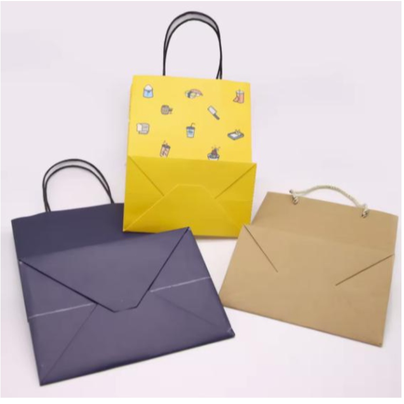 Tilpasset trykt logo Kraft Paper Packaging Bag Gavehåndværk Shopping Bionedbrydelig papirpose med håndtag