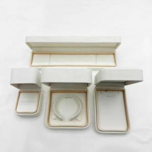 Tilpasset læder luksus armbånd halskæde øreringe ringboks emballage smykkeskrin