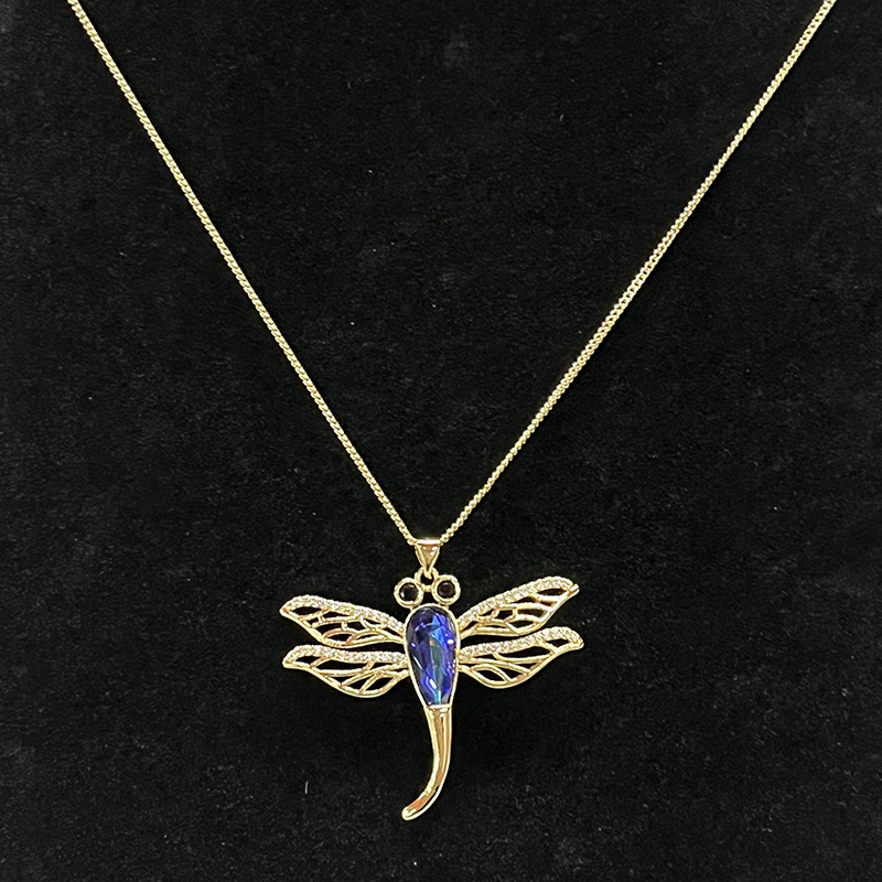 18 k guld-Plettede Dragonfly -vedhæng halskæde med blå facetteret krystalkrop, sorte ædelsten øjne og filigran -vingetaljer for elegantnatur-Inspirerede smykker