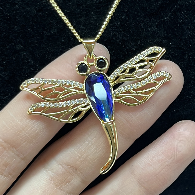 18 k guld-Plettede Dragonfly -vedhæng halskæde med blå facetteret krystalkrop, sorte ædelsten øjne og filigran -vingetaljer for elegantnatur-Inspirerede smykker